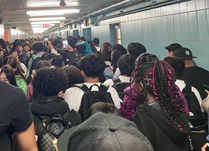 Hectic Hallways: Overcrowding During Passing Negatively Impacts Students and Staff