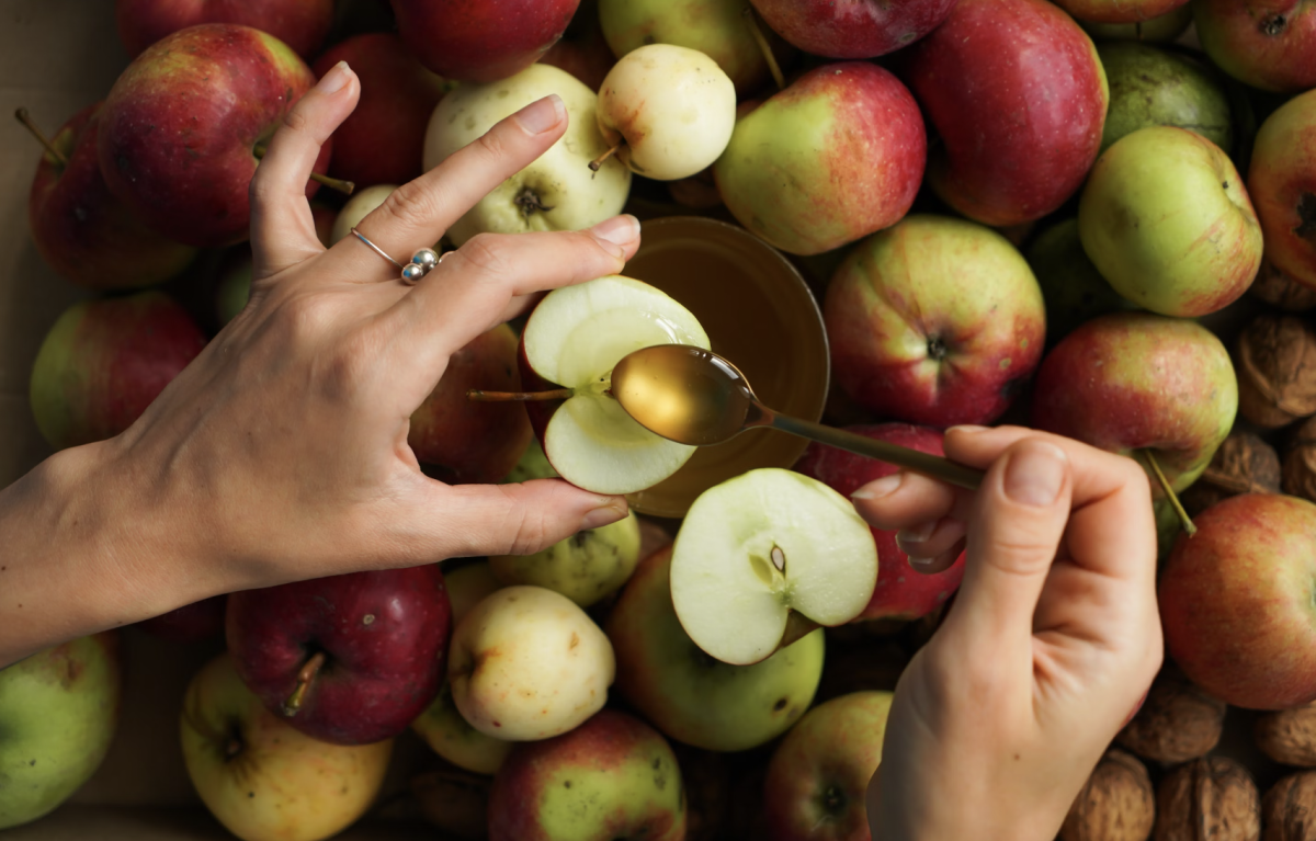 Rosh Hashanah: a Holiday of Reflection, Renewal, and Sweet Beginnings