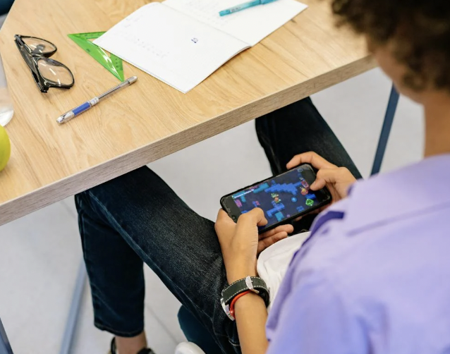 Governor Kathy Hochul announced in early May that New York will become the largest school system to ban cell phones in classrooms. Photo by Yan Krukau via Pexels. 