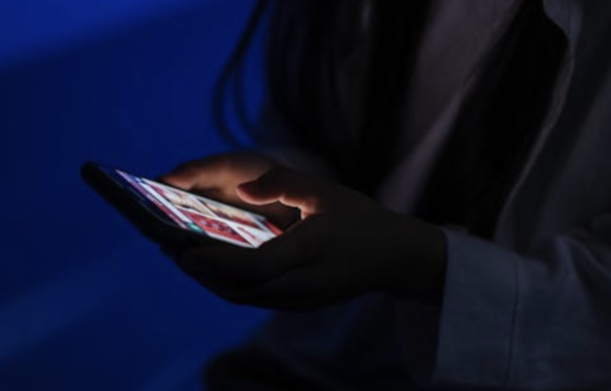 Teens spend a vast majority of their time on social media apps, which promote and showcase violent content, throughout the day. Photo by Ron Lach via Pexels.