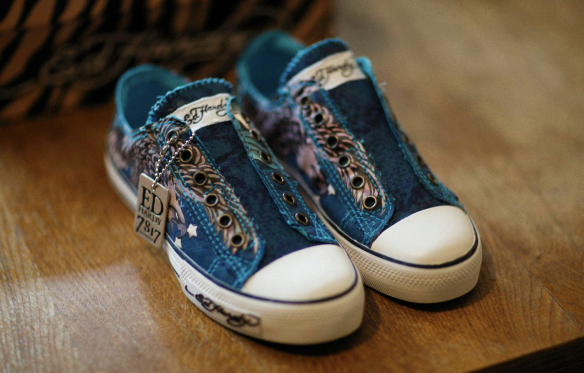 Ed Hardy and other popular 2000s brands are seeing a huge surge and comeback. Photo by Alexey Demidov via Pexels.