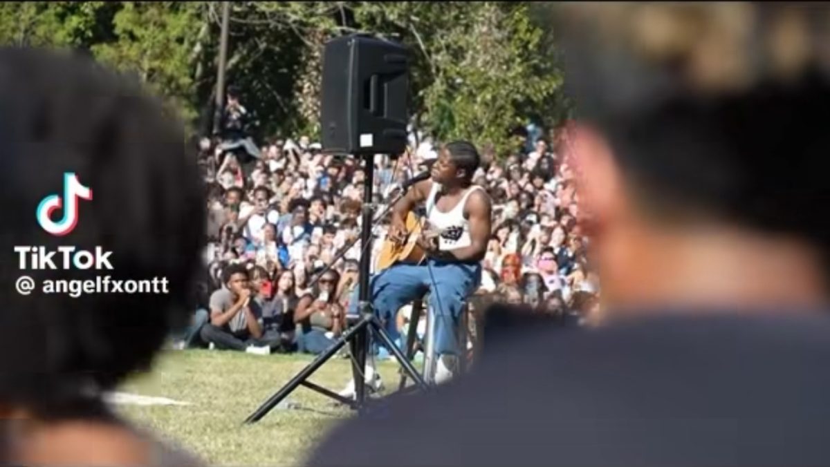 The pop up concerts helped promote his new album across the country. Photo by @angelfxontt via TikTok. 