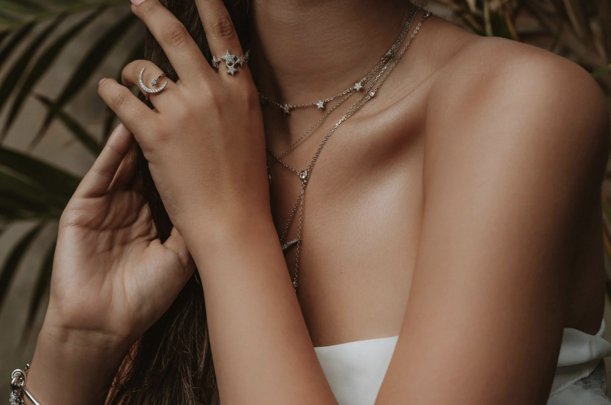 People who are torn between silver and gold jewelry can determine their shade by examining their skin-tone and color palette. Photo by Ari Roberts via Pexels.