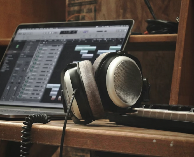 With the rise in AI in the music industry, many artists and fans are divided on whether or not it's fair use. Photo by 
Josh Anderson via Unsplash.